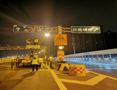 图木舒克郑州市北三环彩虹桥交通标志牌安装现场